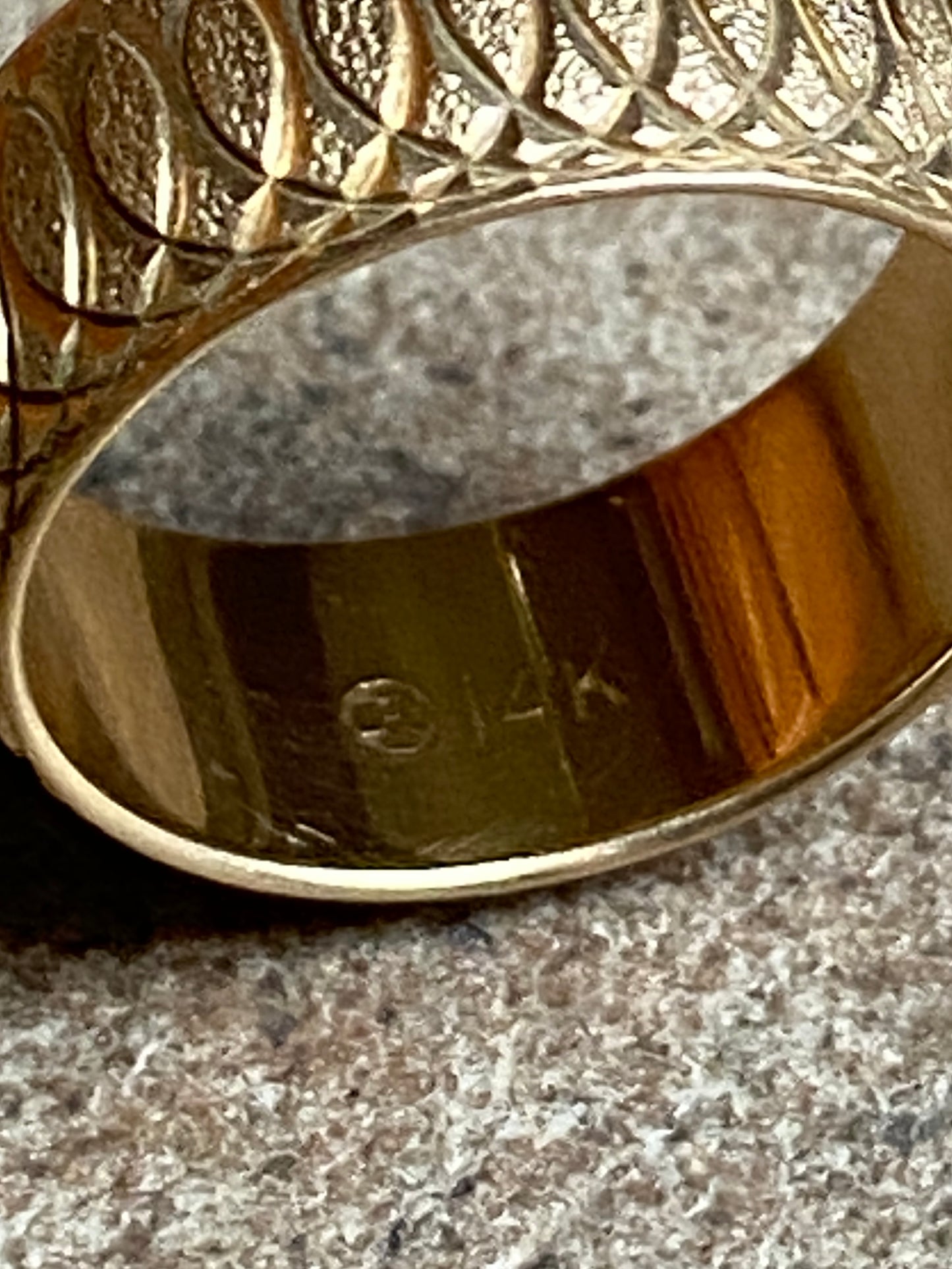 VINTAGE 14K GOLD ENGRAVED CIGAR BAND, SIZE 7