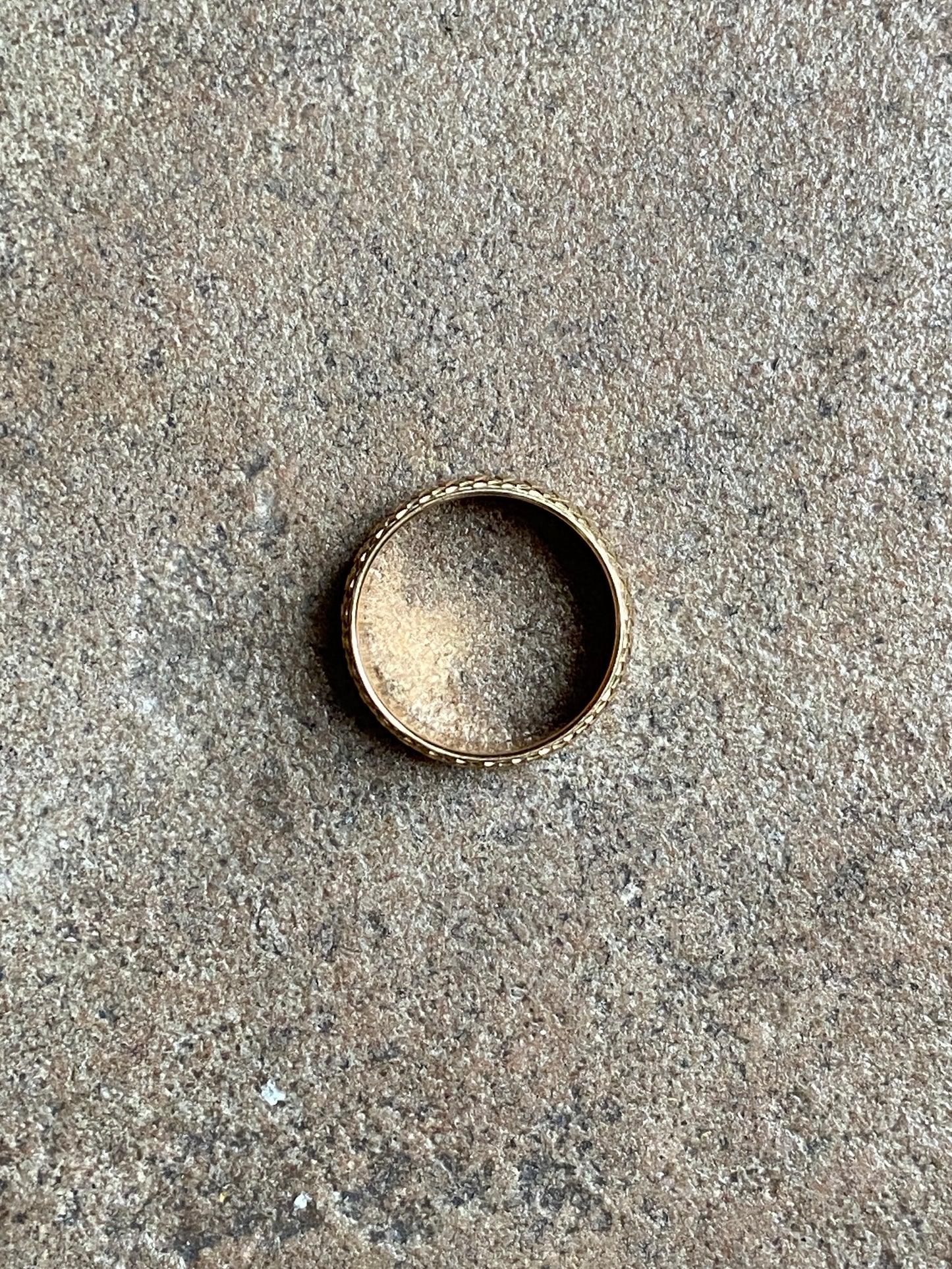 VINTAGE 14K GOLD ENGRAVED CIGAR BAND, SIZE 7