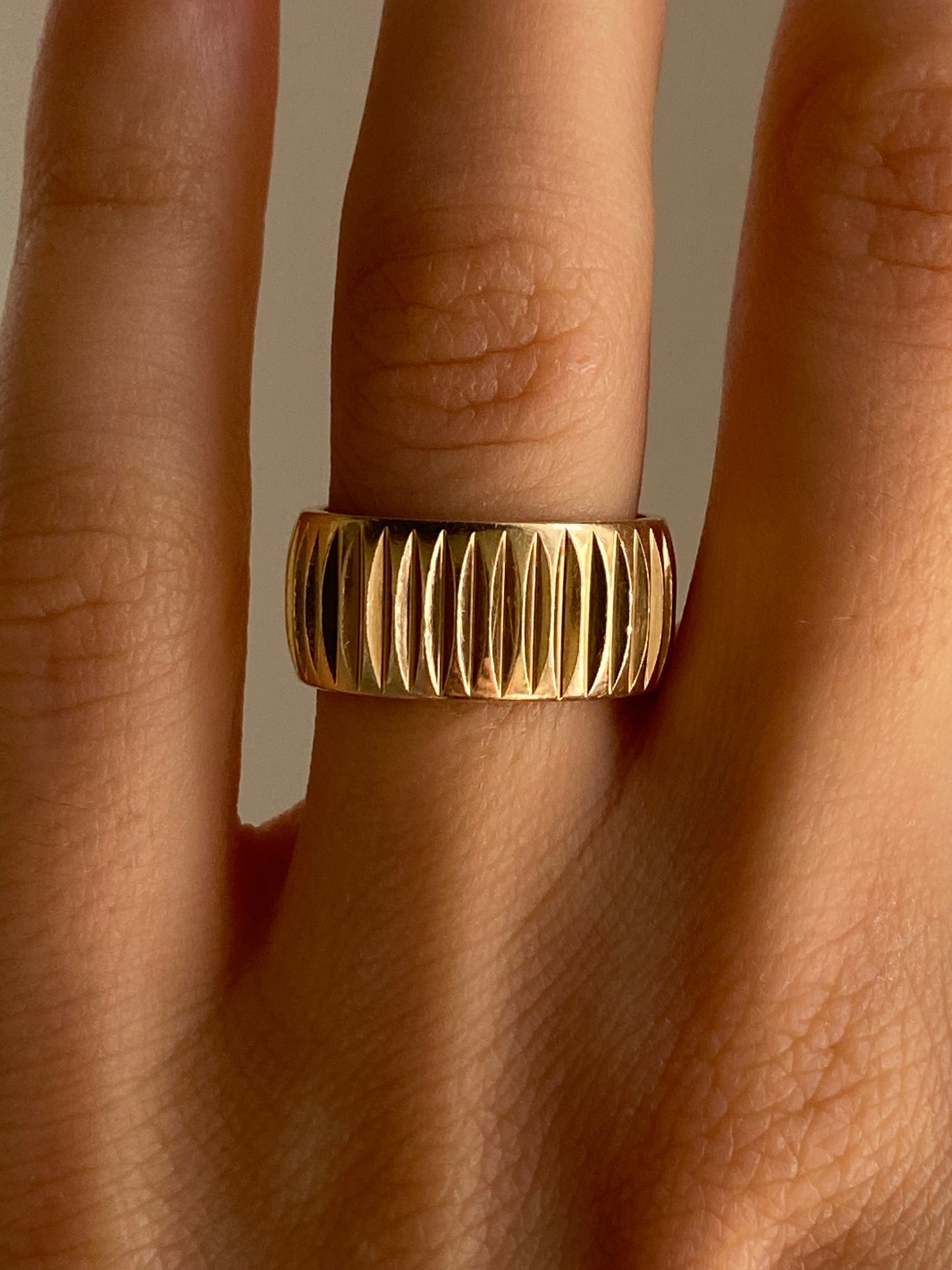 VINTAGE 14K GOLD ENGRAVED CIGAR BAND, SIZE 5