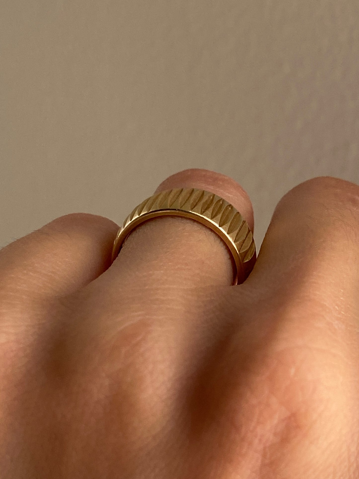 VINTAGE 14K GOLD ENGRAVED CIGAR BAND, SIZE 5