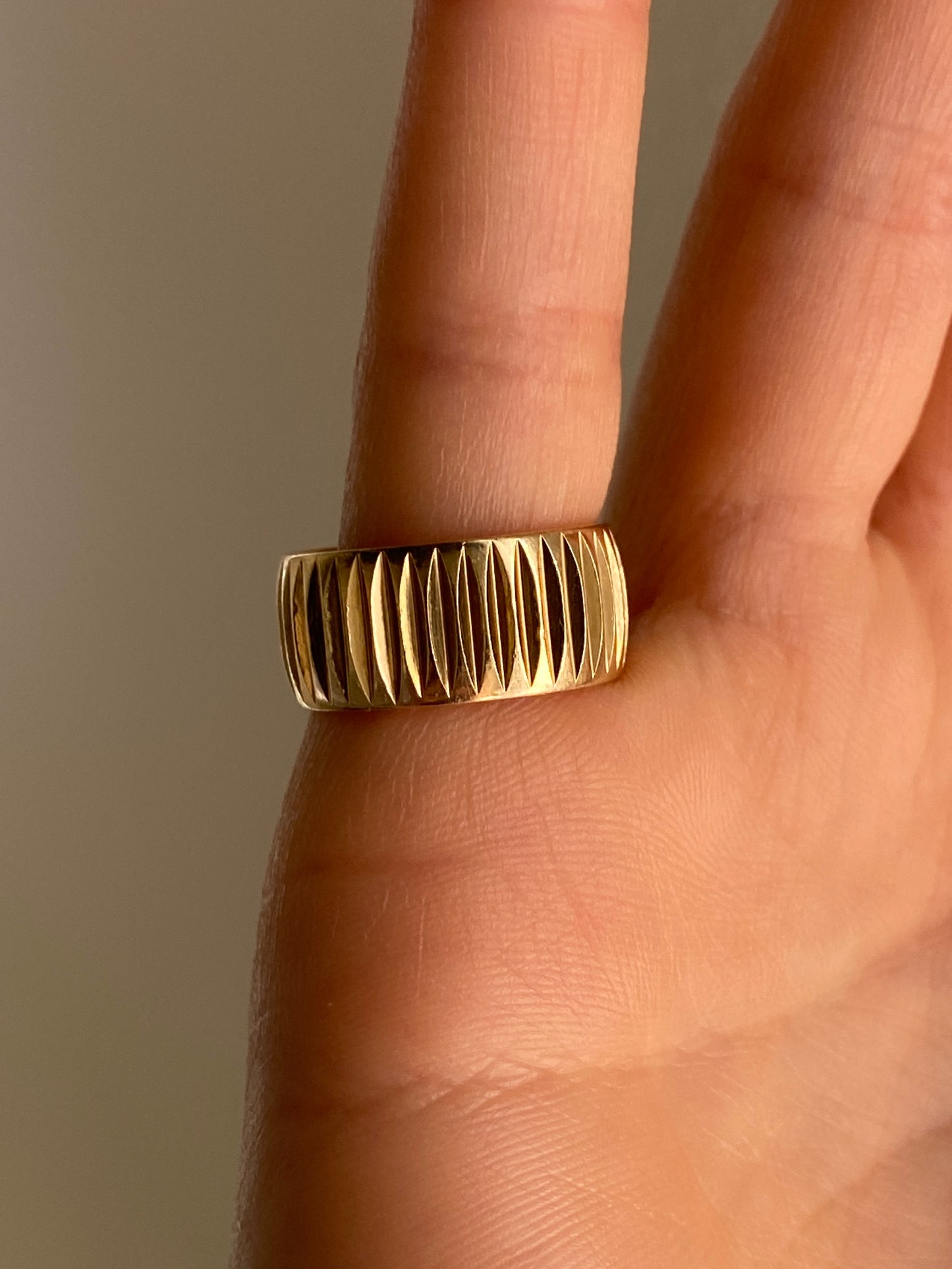 VINTAGE 14K GOLD ENGRAVED CIGAR BAND, SIZE 5