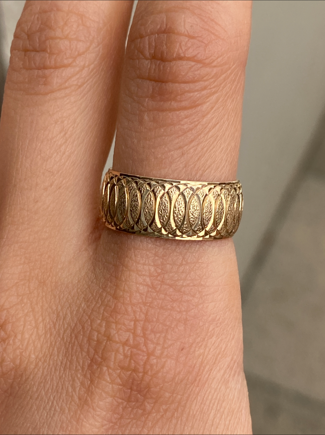 VINTAGE 14K GOLD ENGRAVED CIGAR BAND, SIZE 7