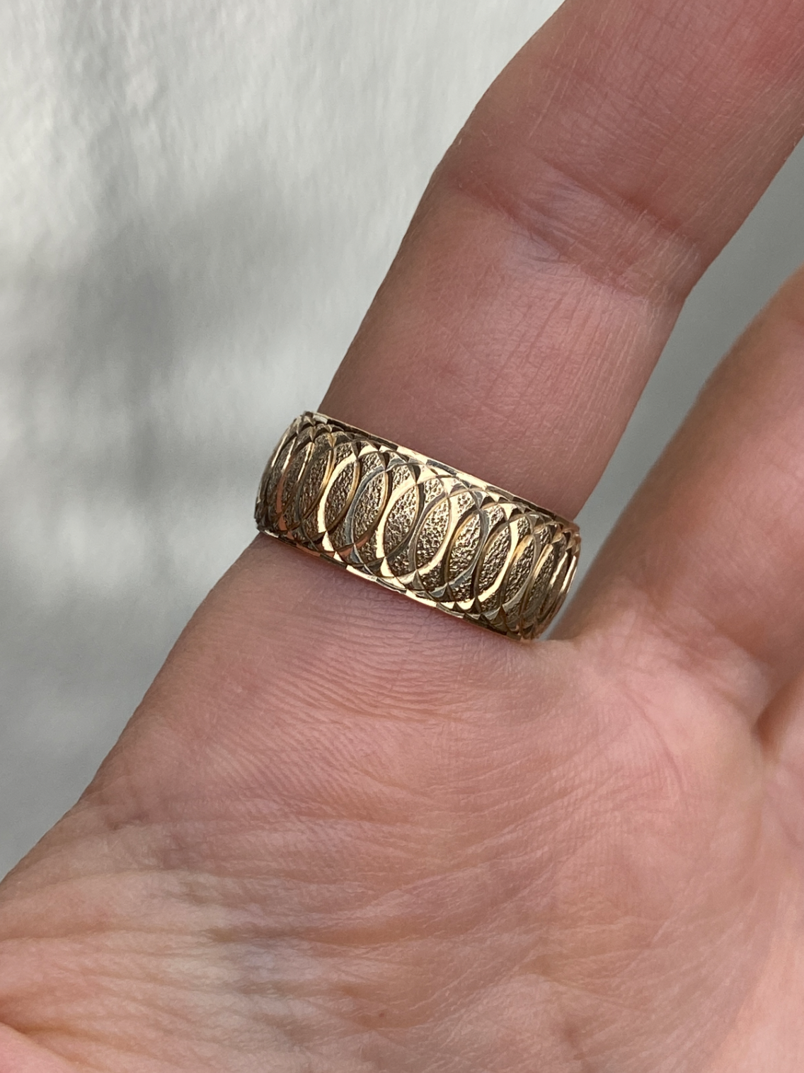 VINTAGE 14K GOLD ENGRAVED CIGAR BAND, SIZE 7