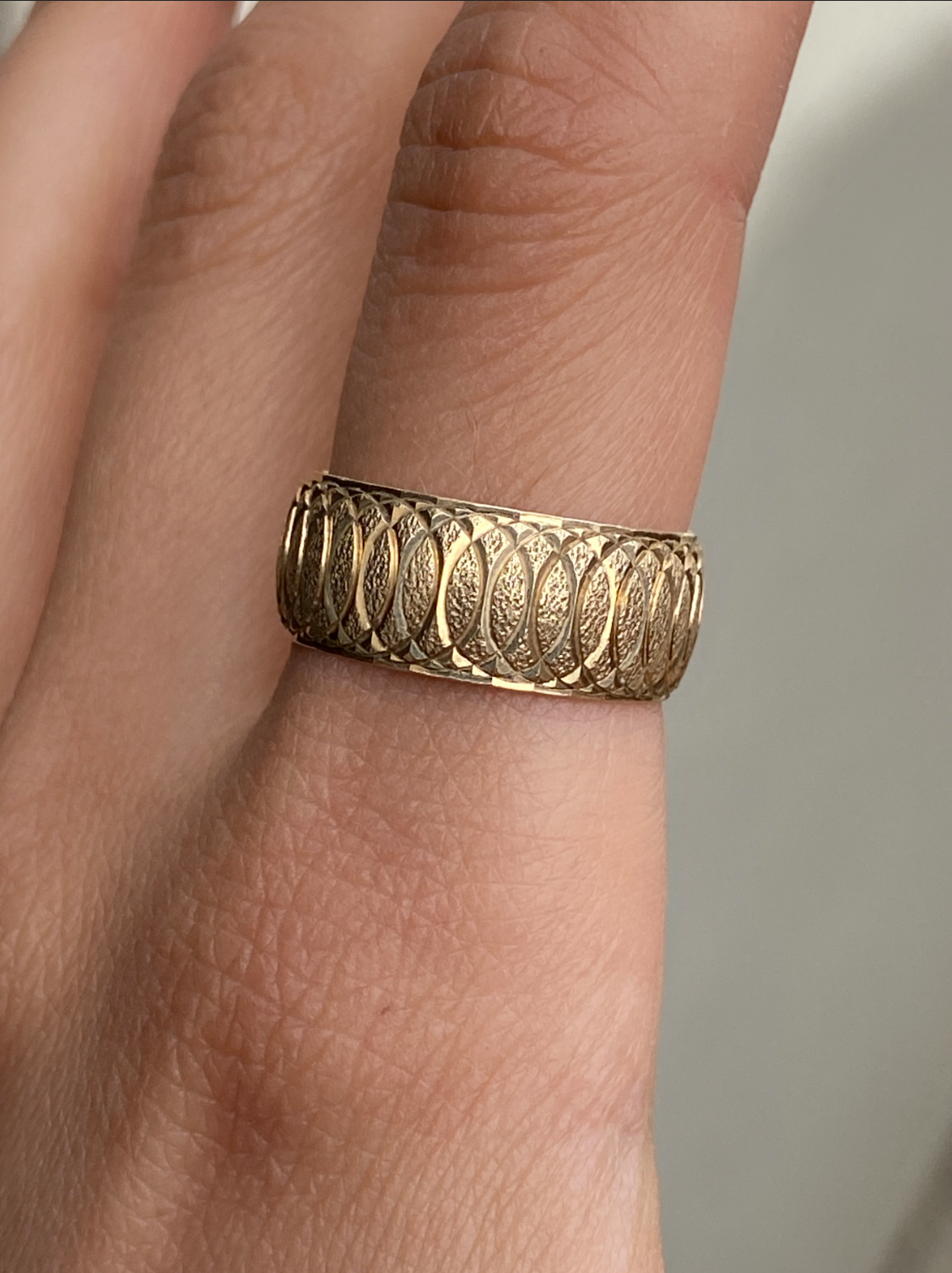 VINTAGE 14K GOLD ENGRAVED CIGAR BAND, SIZE 7