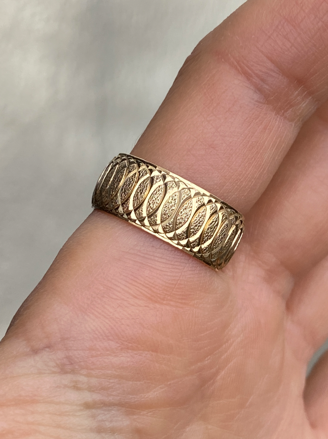 VINTAGE 14K GOLD ENGRAVED CIGAR BAND, SIZE 7