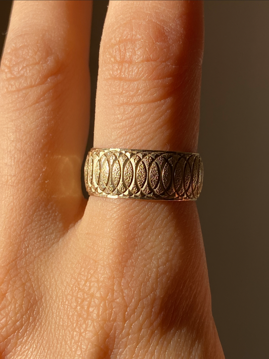 VINTAGE 14K GOLD ENGRAVED CIGAR BAND, SIZE 7