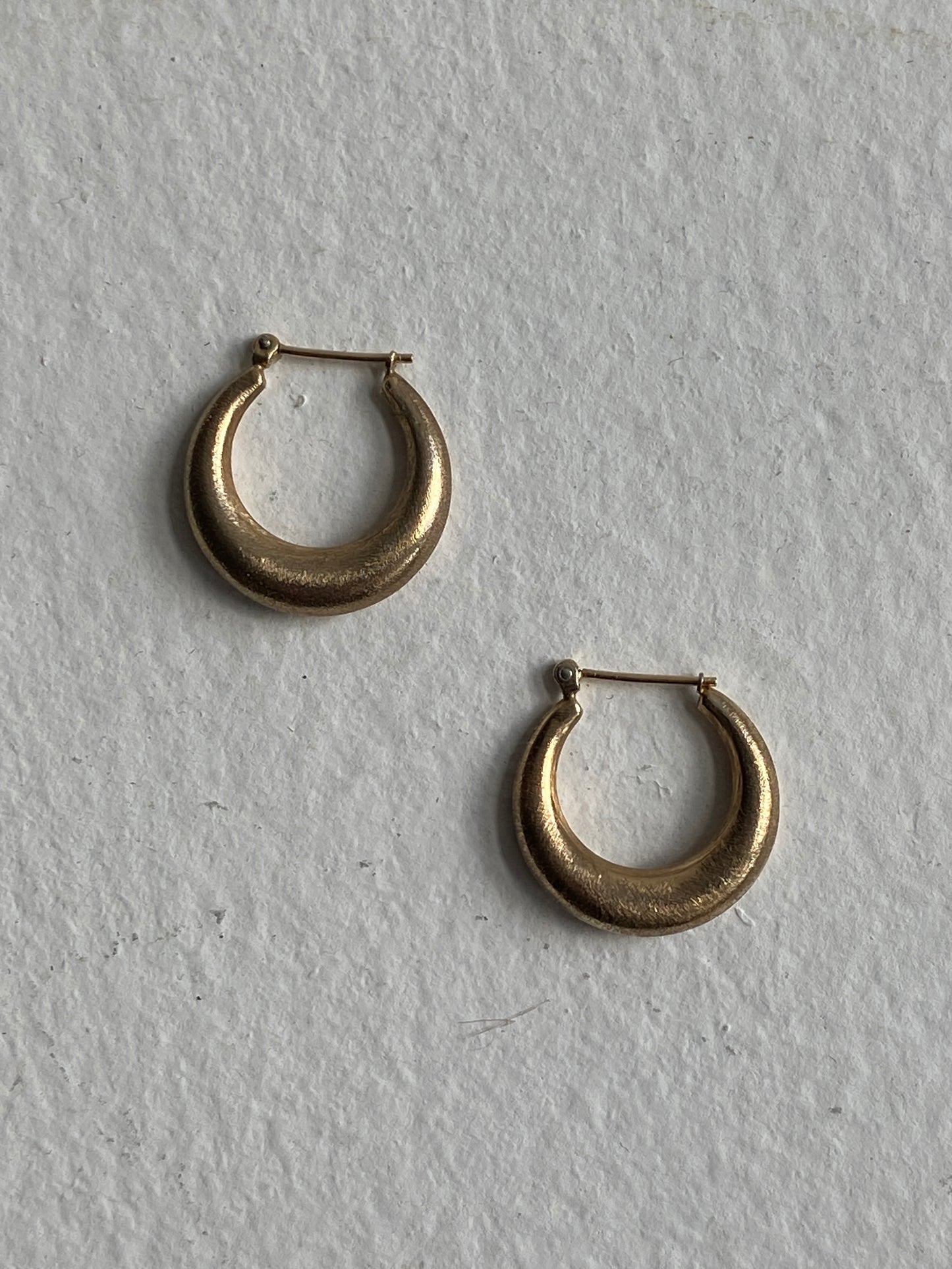VINTAGE 14K GOLD BRUSHED HOOP EARRINGS, 20 MM