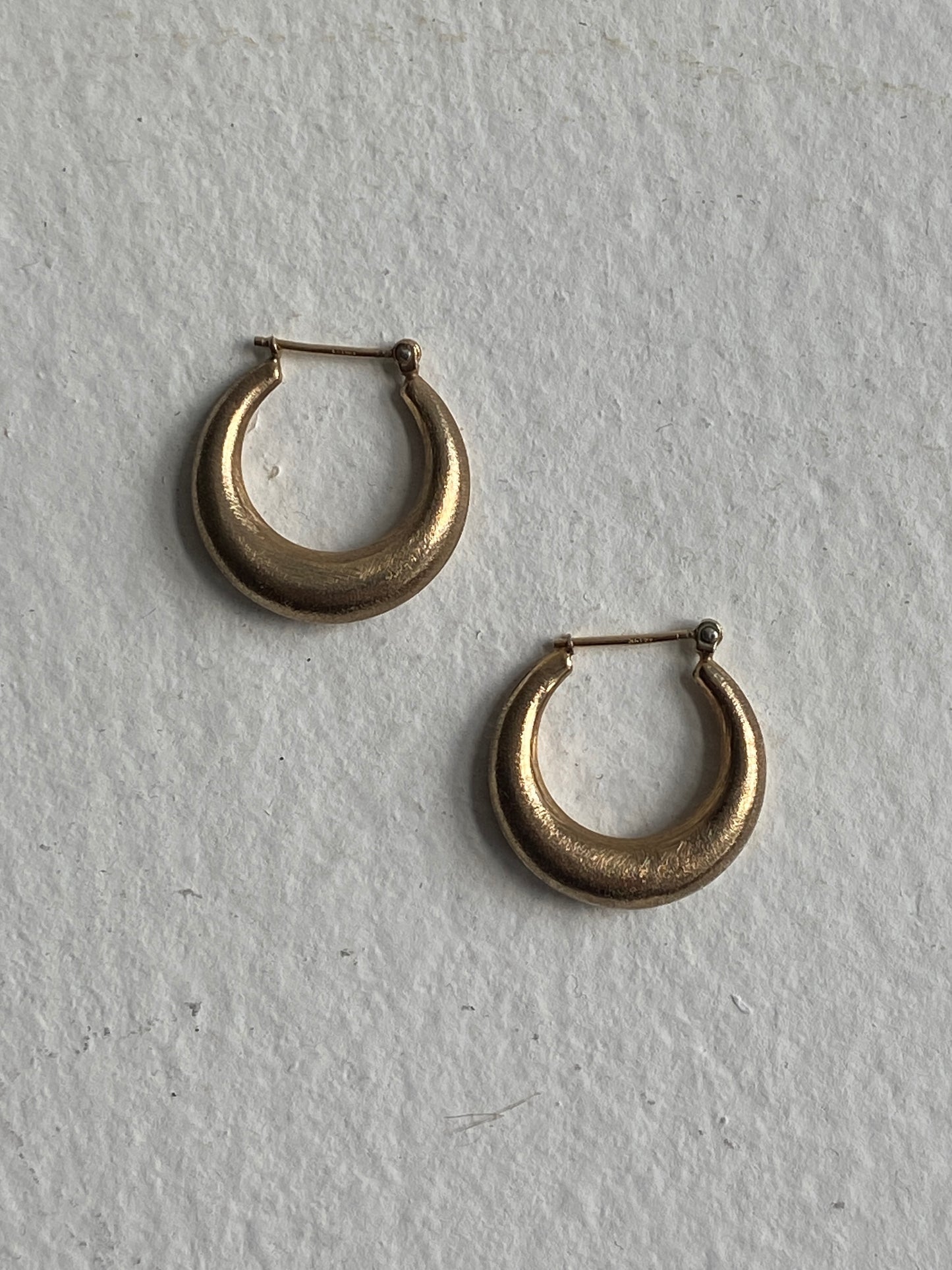 VINTAGE 14K GOLD BRUSHED HOOP EARRINGS, 20 MM