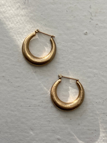 VINTAGE 14K GOLD BRUSHED HOOP EARRINGS, 20 MM