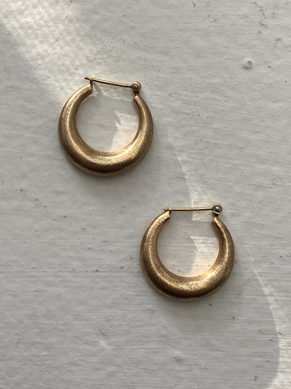 VINTAGE 14K GOLD BRUSHED HOOP EARRINGS, 20 MM