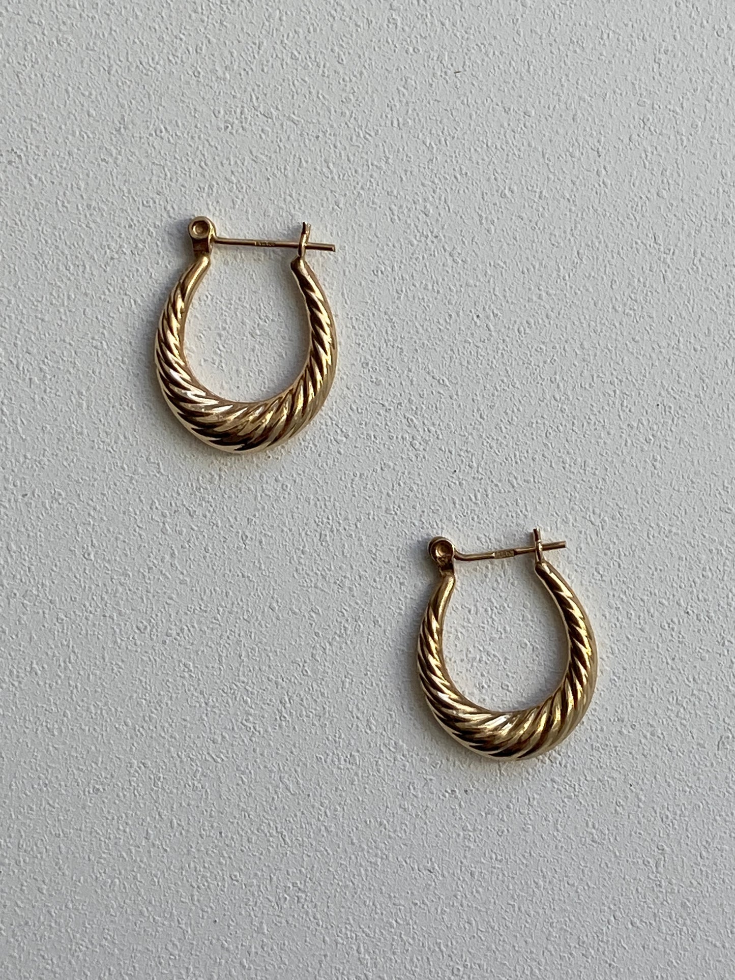 VINTAGE 14K GOLD OVAL RIBBED HOOPS, 17 MM x 14 MM