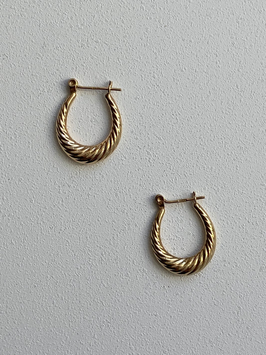 VINTAGE 14K GOLD OVAL RIBBED HOOPS, 17 MM x 14 MM