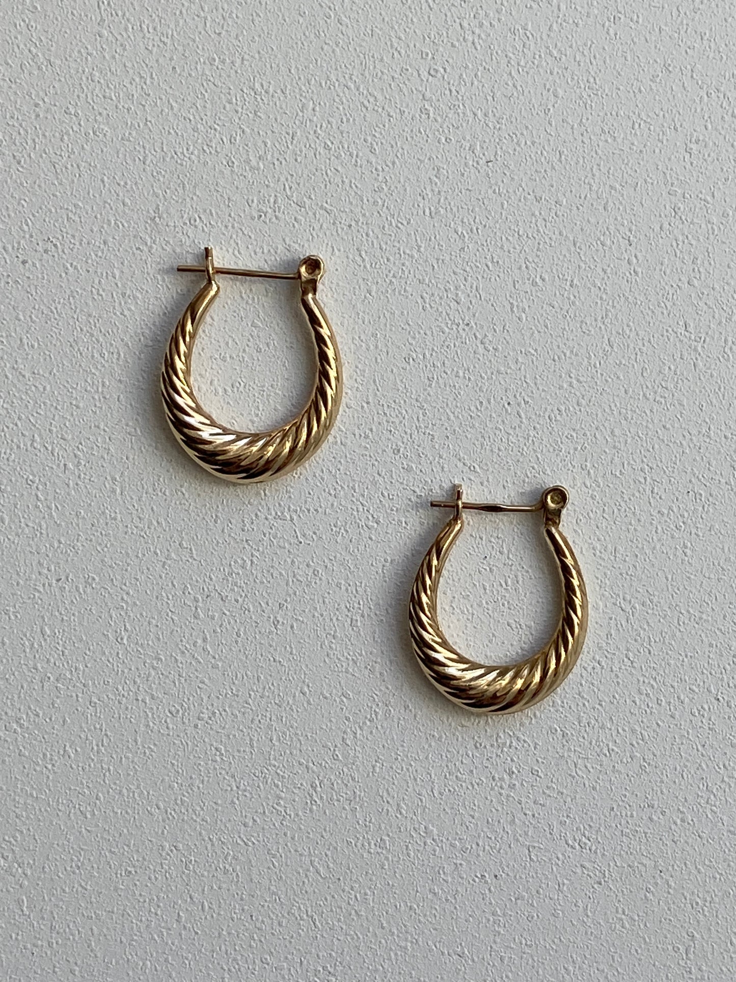 VINTAGE 14K GOLD OVAL RIBBED HOOPS, 17 MM x 14 MM