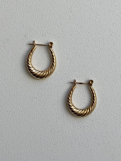 VINTAGE 14K GOLD OVAL RIBBED HOOPS, 17 MM x 14 MM