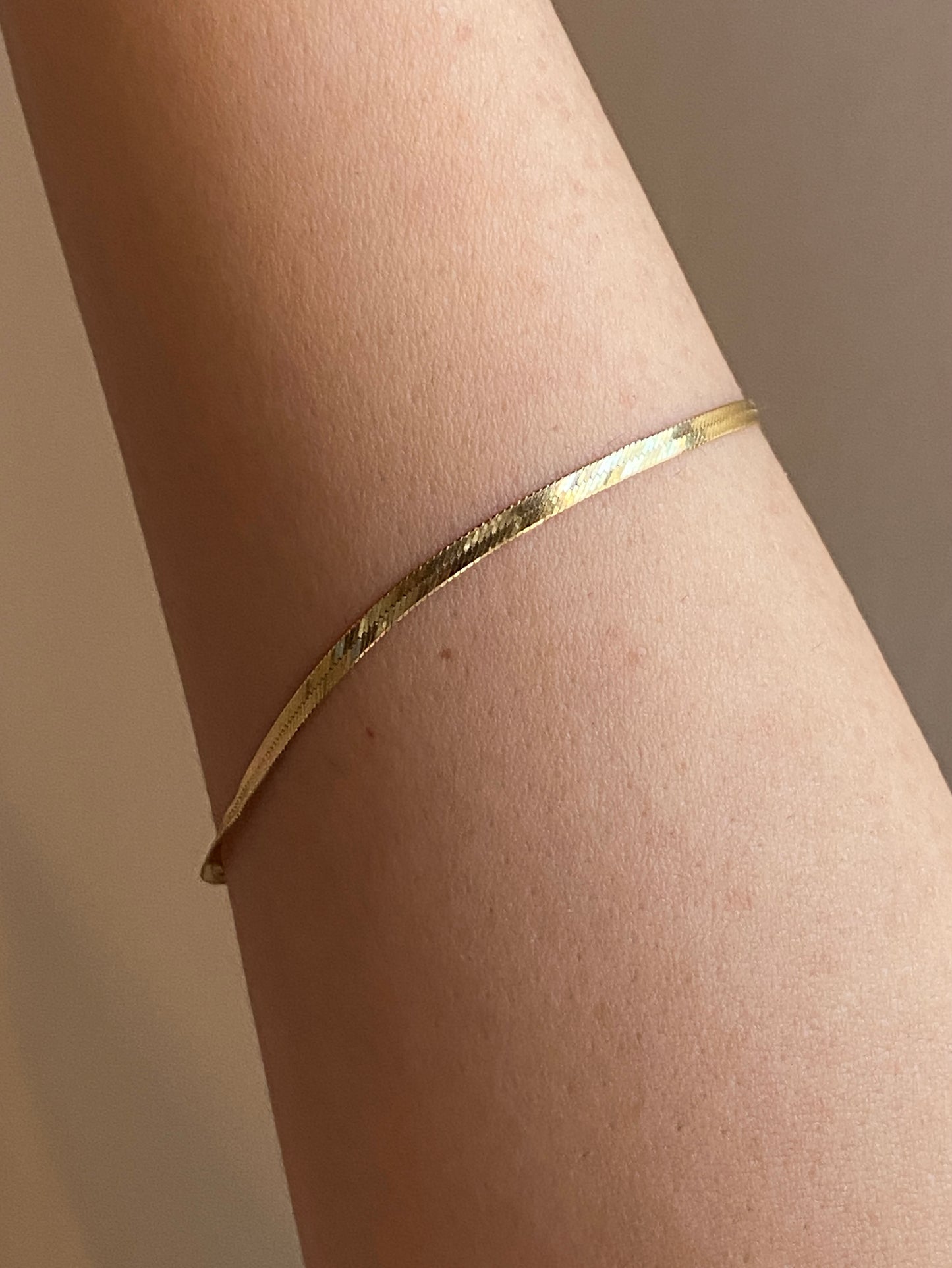 VINTAGE 14K GOLD HERRINGBONE BRACELET, 7" x 2 MM