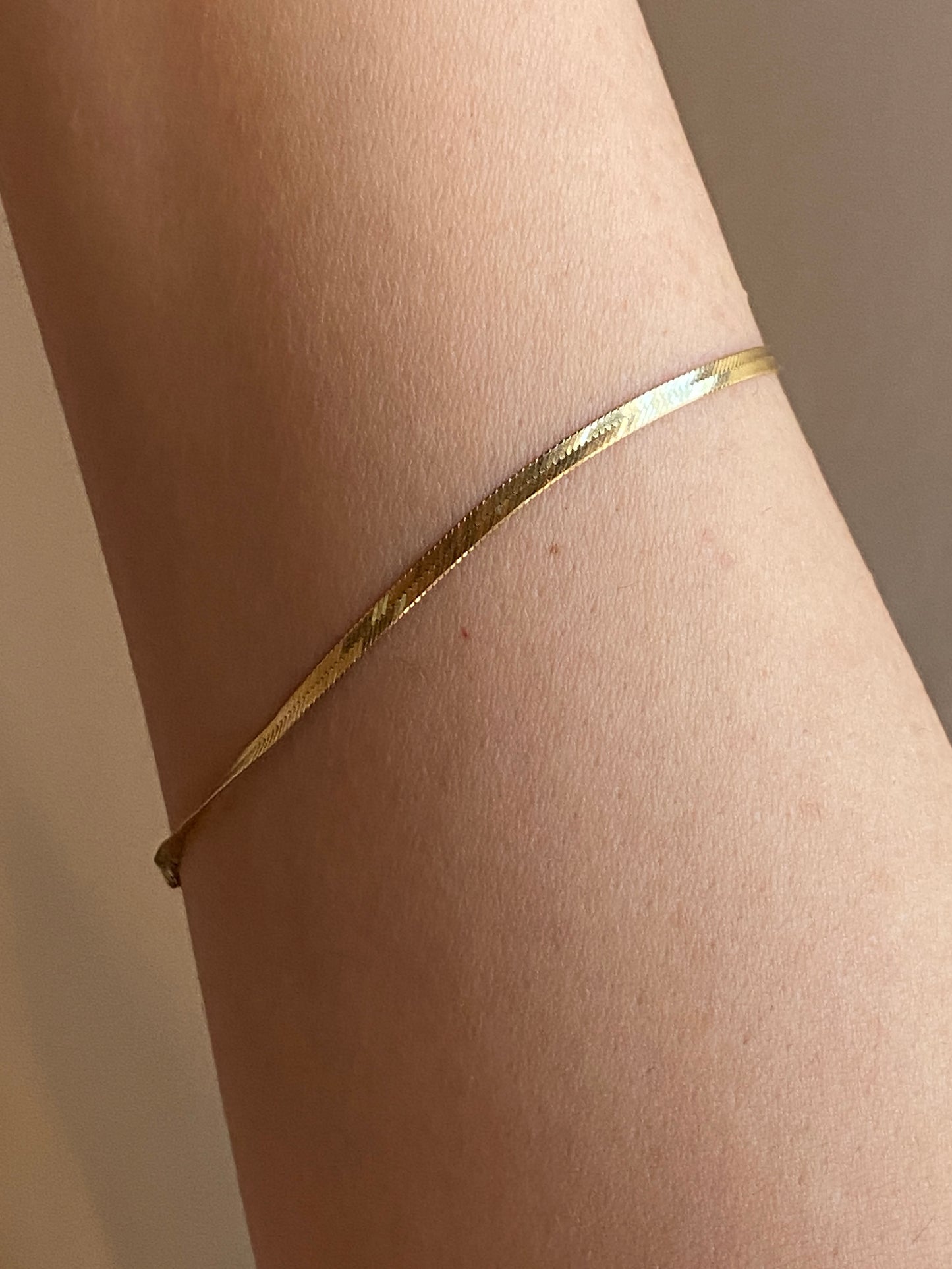 VINTAGE 14K GOLD HERRINGBONE BRACELET, 7" x 2 MM