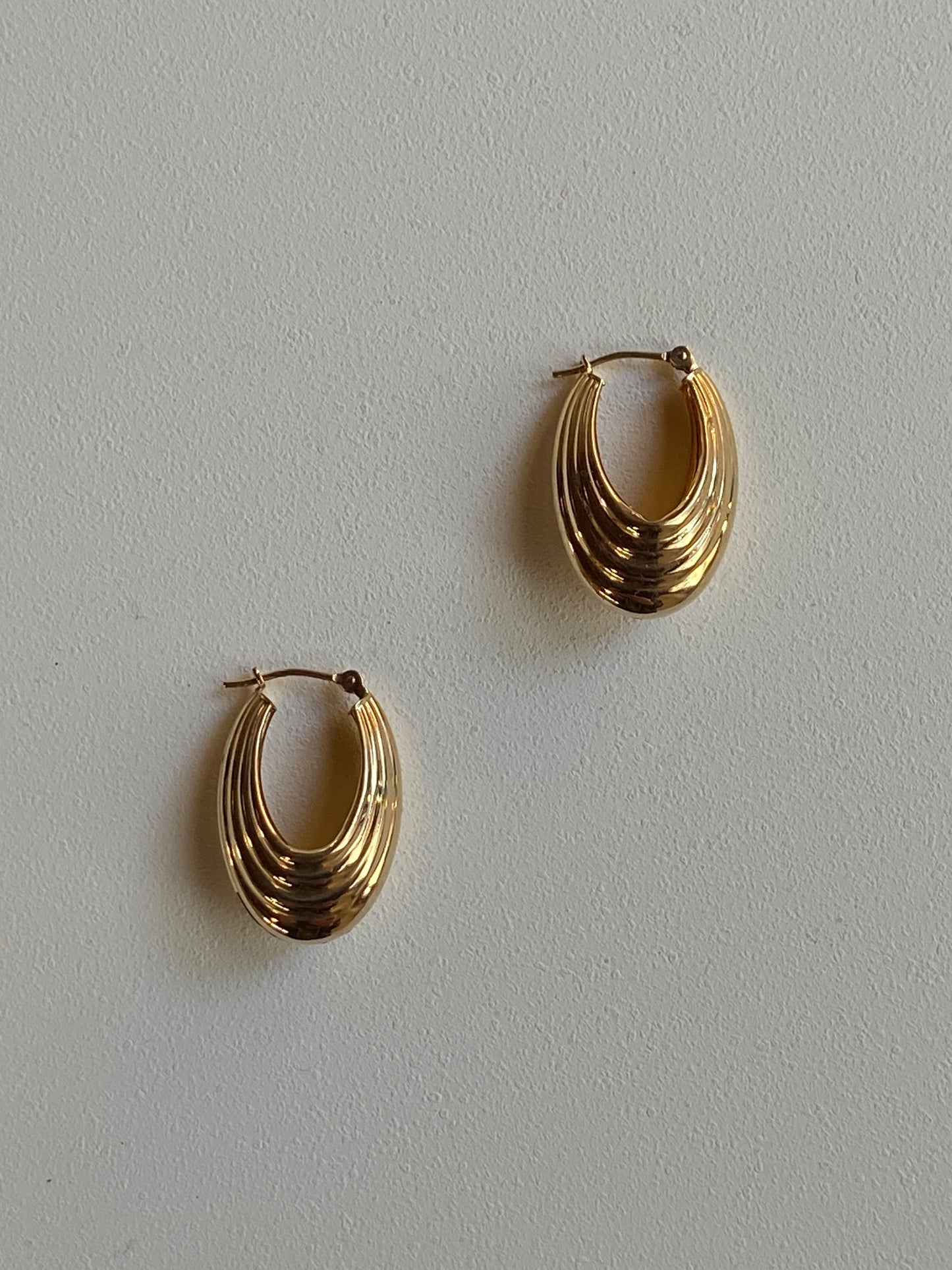 VINTAGE 14k GOLD OVAL HOOPS, 23 MM x 16 MM