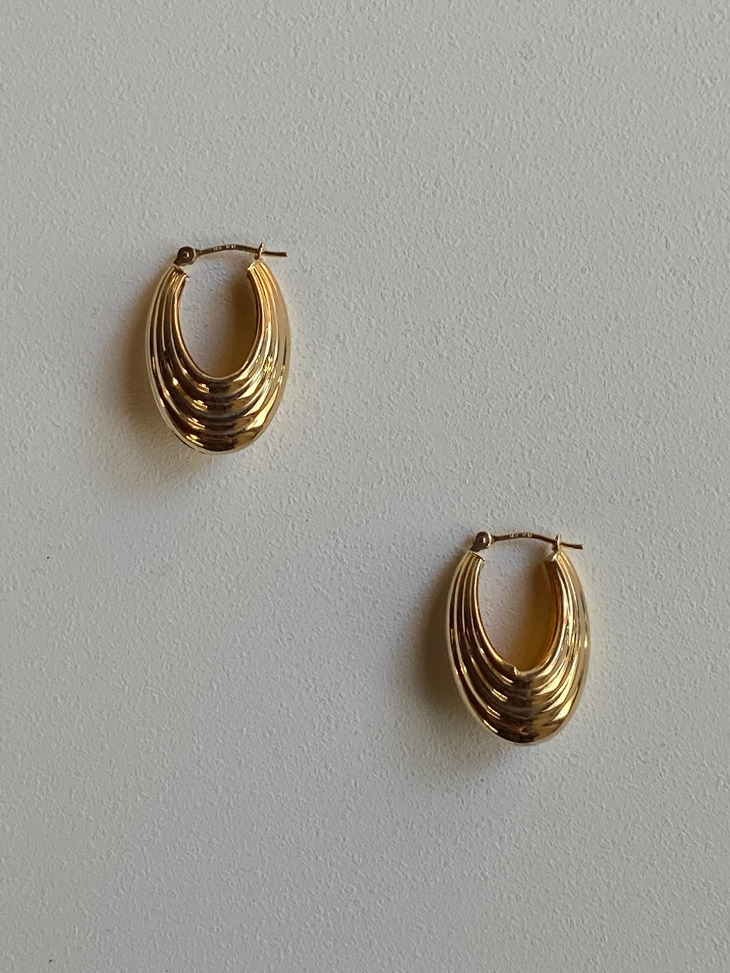 VINTAGE 14k GOLD OVAL HOOPS, 23 MM x 16 MM