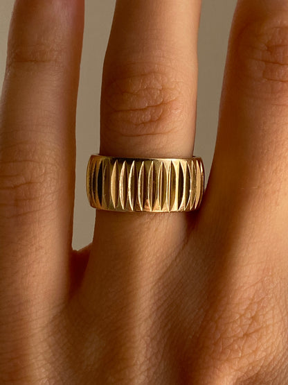 VINTAGE 14K GOLD ENGRAVED CIGAR BAND, SIZE 5