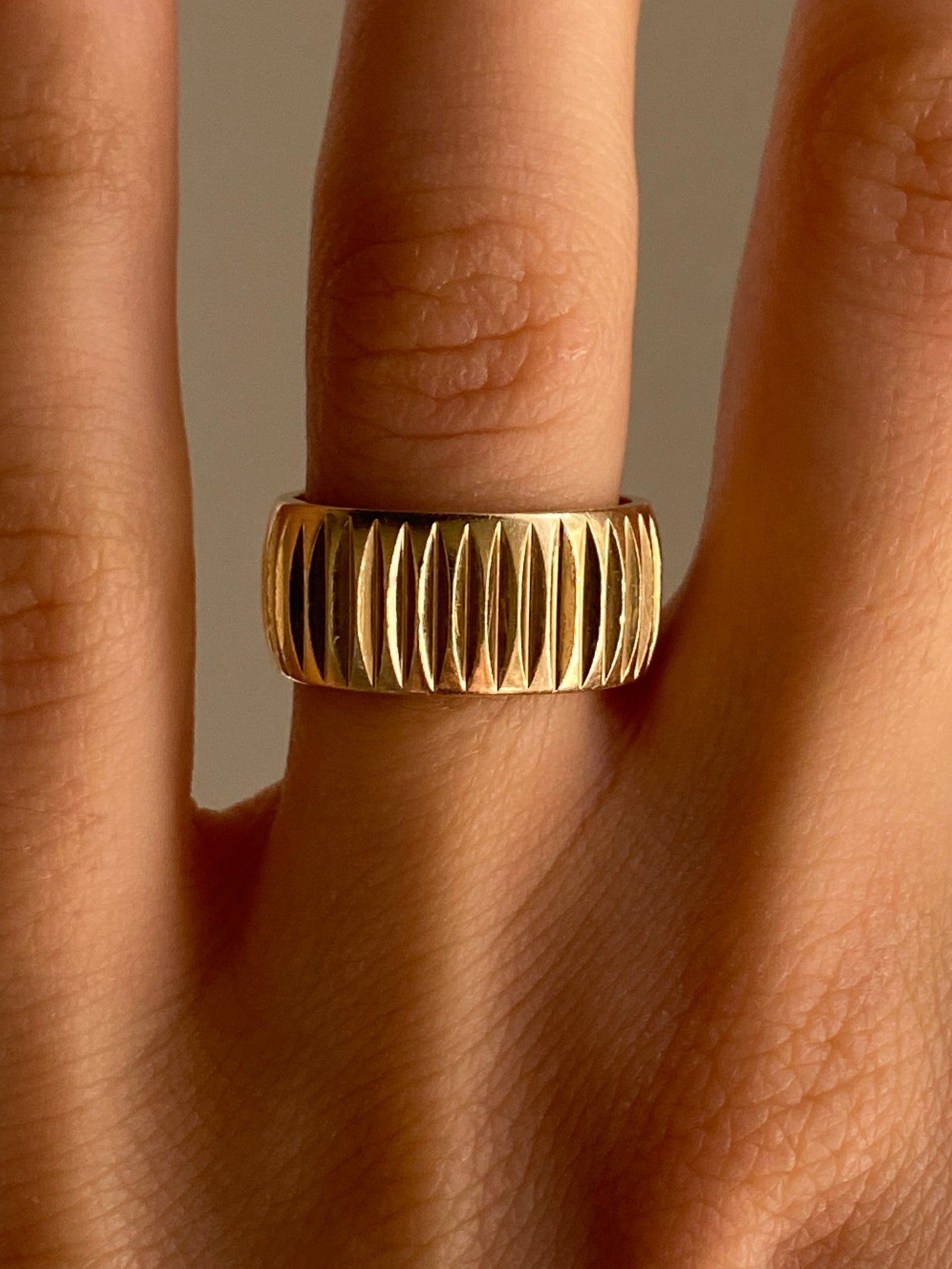 VINTAGE 14K GOLD ENGRAVED CIGAR BAND, SIZE 5