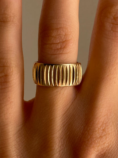 VINTAGE 14K GOLD ENGRAVED CIGAR BAND, SIZE 5