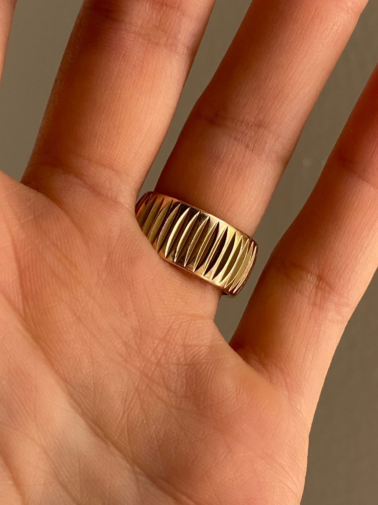 VINTAGE 14K GOLD ENGRAVED CIGAR BAND, SIZE 5