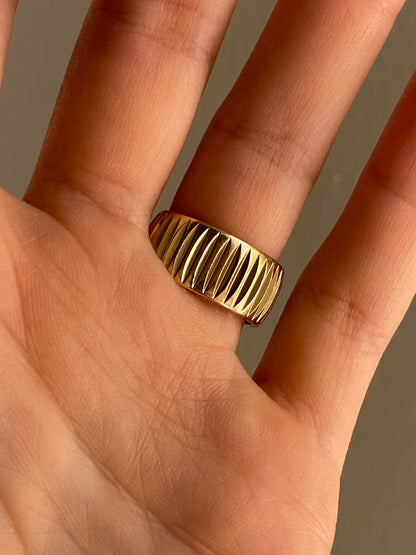 VINTAGE 14K GOLD ENGRAVED CIGAR BAND, SIZE 5