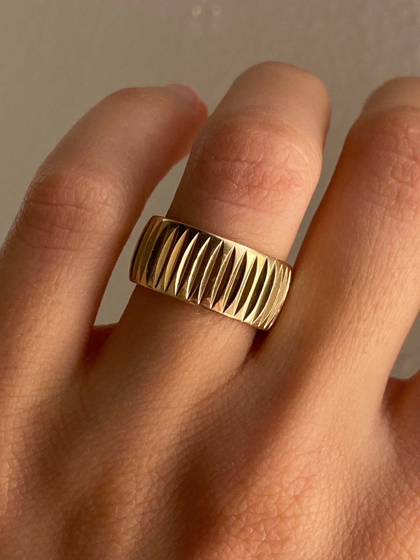 VINTAGE 14K GOLD ENGRAVED CIGAR BAND, SIZE 5