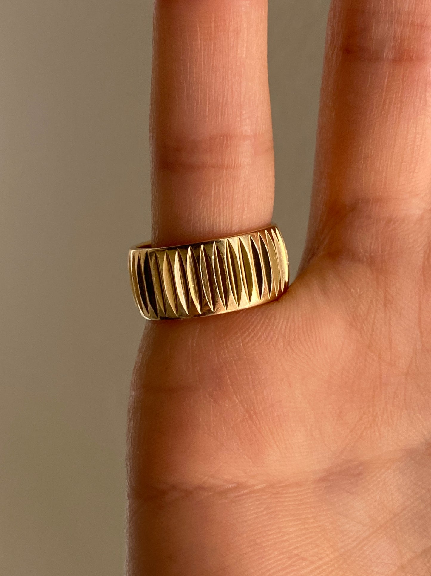 VINTAGE 14K GOLD ENGRAVED CIGAR BAND, SIZE 5