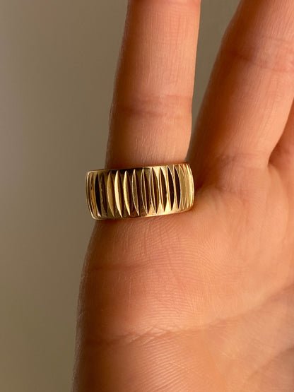 VINTAGE 14K GOLD ENGRAVED CIGAR BAND, SIZE 5