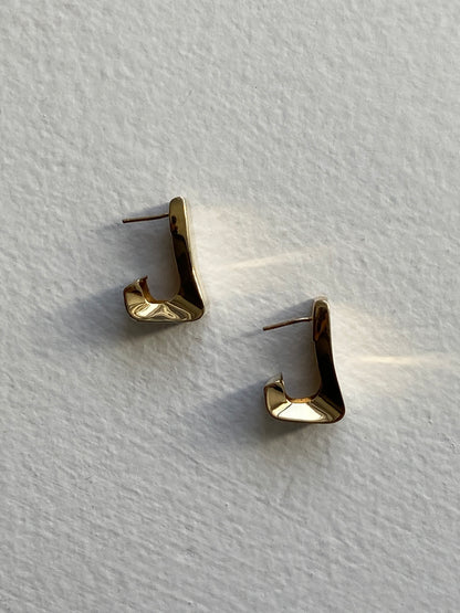 VINTAGE 14K GOLD CHUNKY J-HOOPS