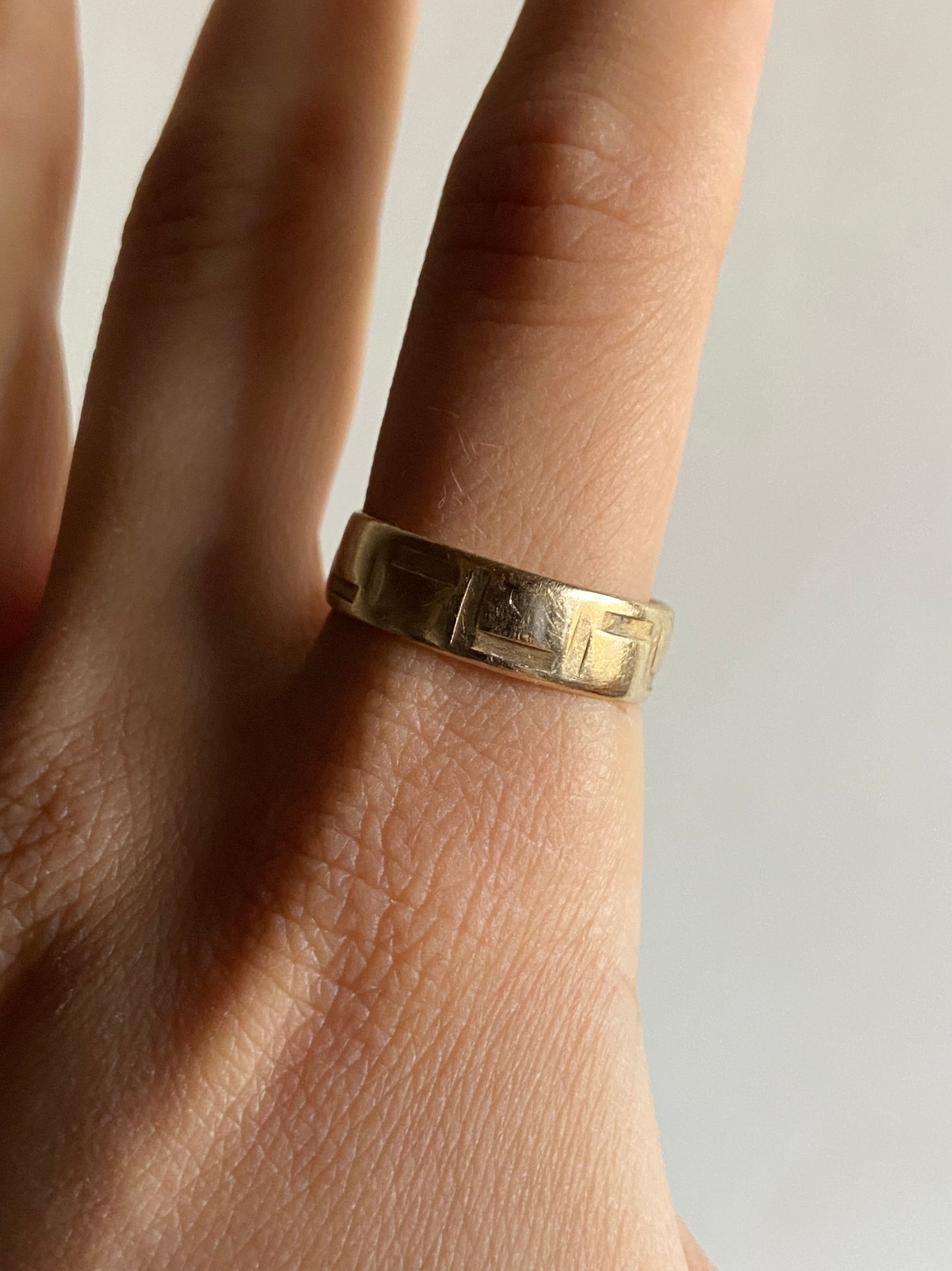 VINTAGE 14K GOLD ETCHED BAND, SIZE 8.25