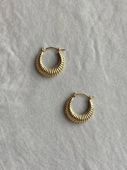 VINTAGE 14K GOLD RIBBED HOOPS