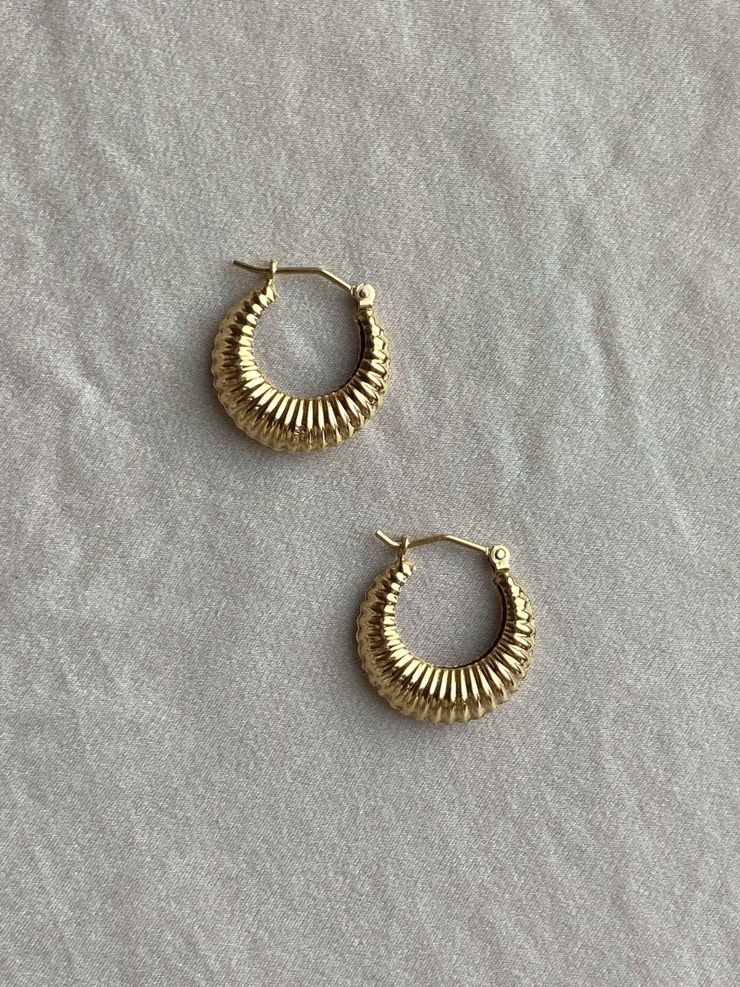 VINTAGE 14K GOLD RIBBED HOOPS