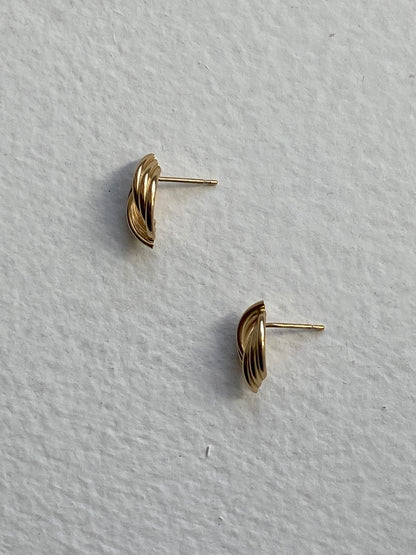 VINTAGE 14K GOLD RIBBED STUDS, 14 MM x 8 MM