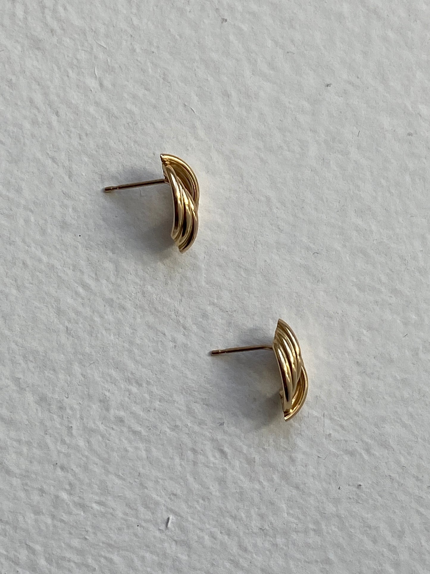 VINTAGE 14K GOLD RIBBED STUDS, 14 MM x 8 MM