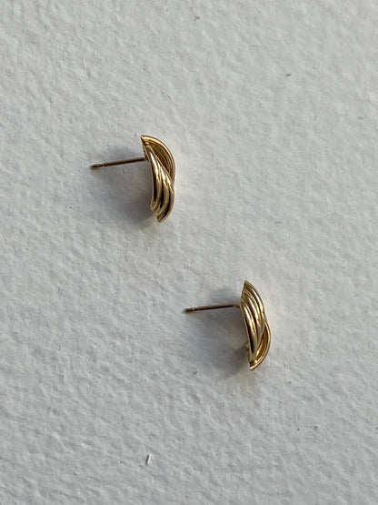 VINTAGE 14K GOLD RIBBED STUDS, 14 MM x 8 MM
