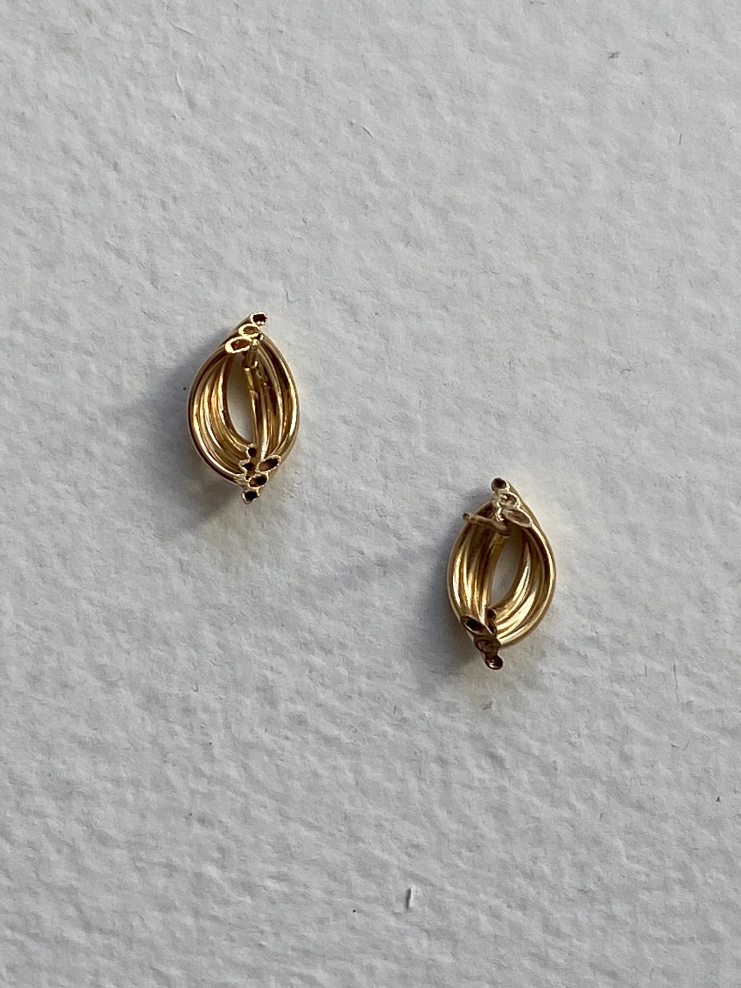VINTAGE 14K GOLD RIBBED STUDS, 14 MM x 8 MM