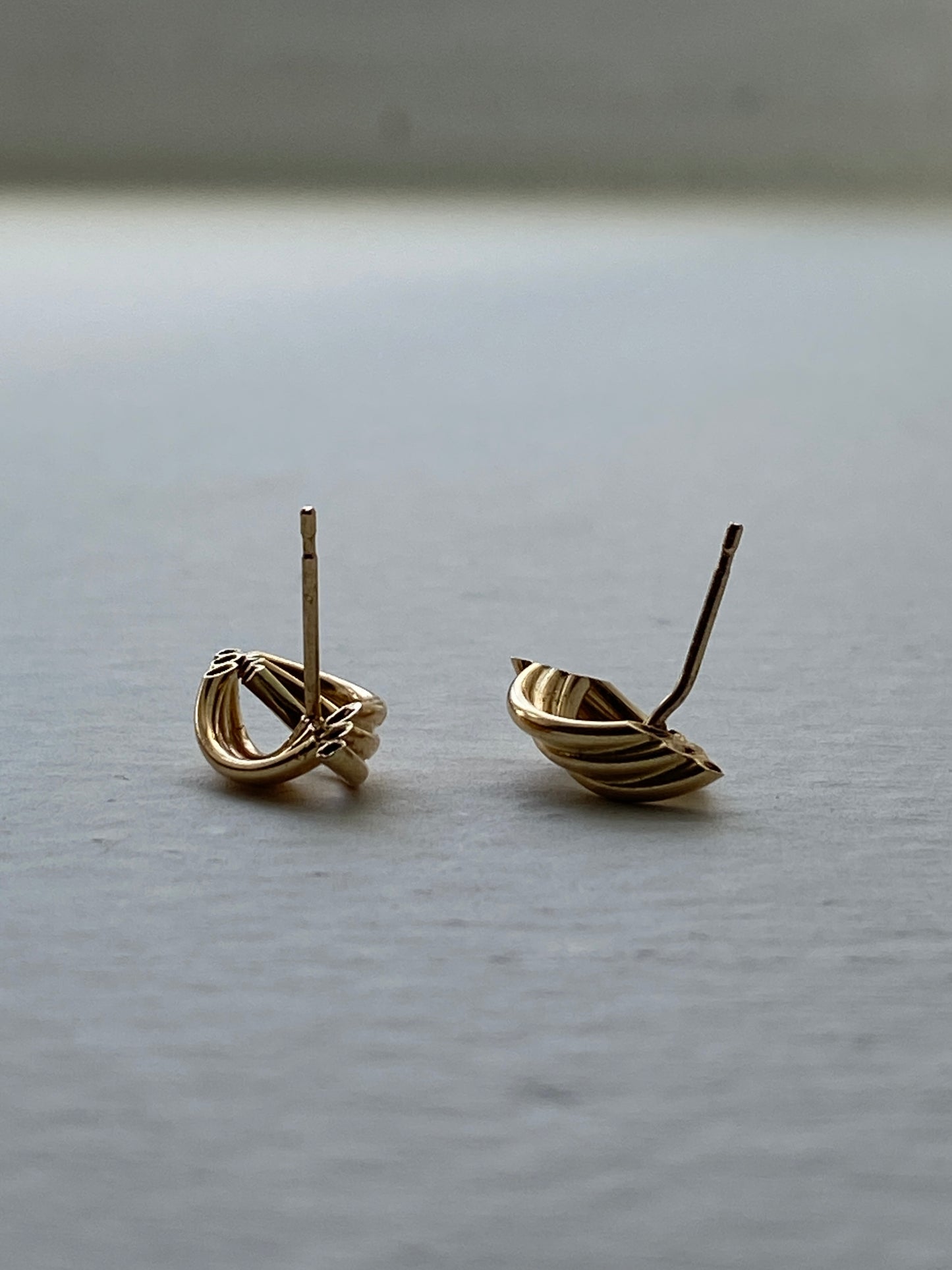 VINTAGE 14K GOLD RIBBED STUDS, 14 MM x 8 MM