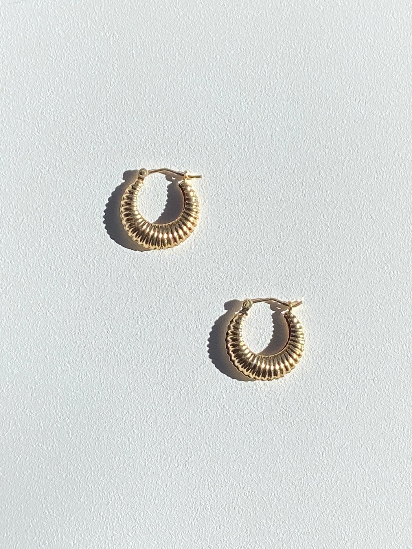 VINTAGE 14K GOLD RIBBED HOOPS