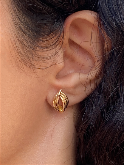 VINTAGE 14K GOLD RIBBED STUDS, 14 MM x 8 MM