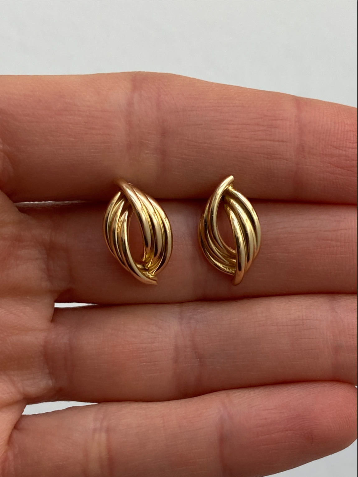 VINTAGE 14K GOLD RIBBED STUDS, 14 MM x 8 MM
