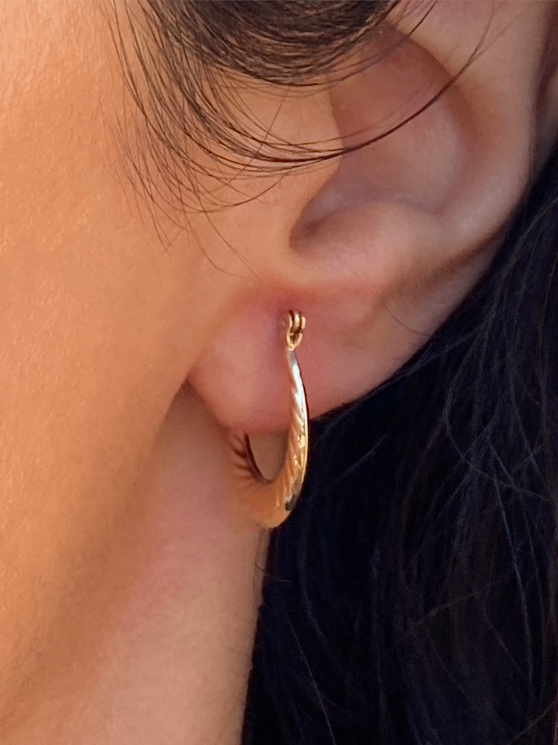 VINTAGE 14K GOLD OVAL RIBBED HOOPS, 17 MM x 14 MM