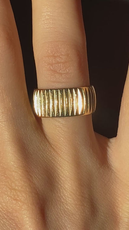 VINTAGE 14K GOLD ENGRAVED CIGAR BAND, SIZE 5